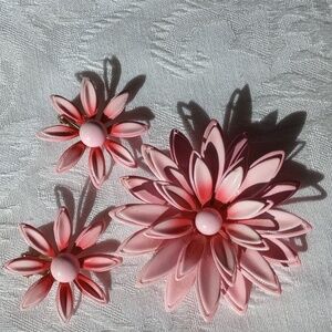 Vintage enamel ombre Pink Flower Jewelry 1960s set (Brooch and Earrings )